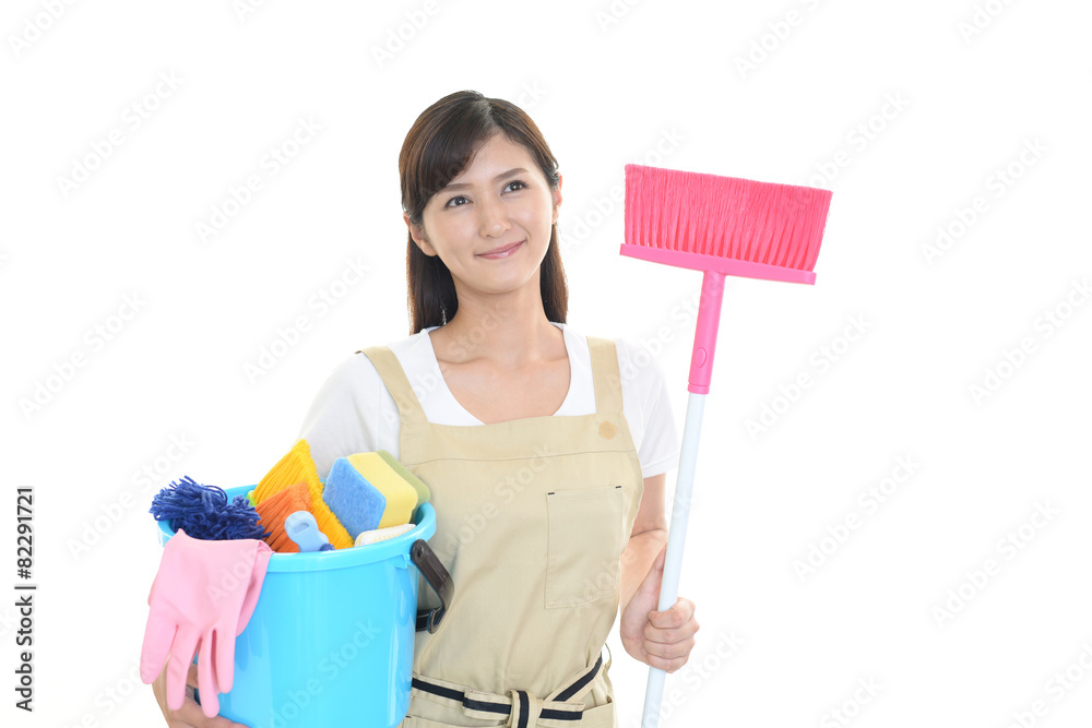 お掃除をする女性