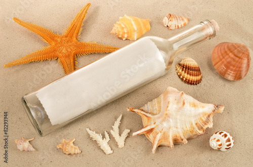 Flaschenpost mit Muscheln und Seestern