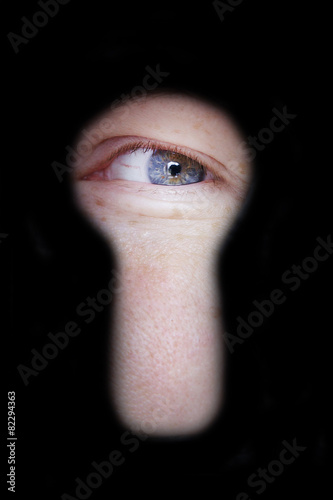 Obraz na plátně eye looking at you through door keyhole