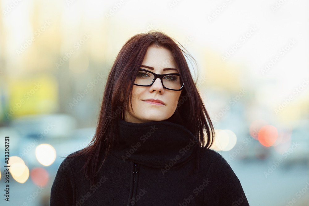 Obraz premium A street portrait of a beautiful business woman with coloured fl