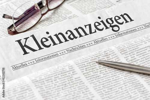 Zeitung mit der Überschrift Kleinanzeigen