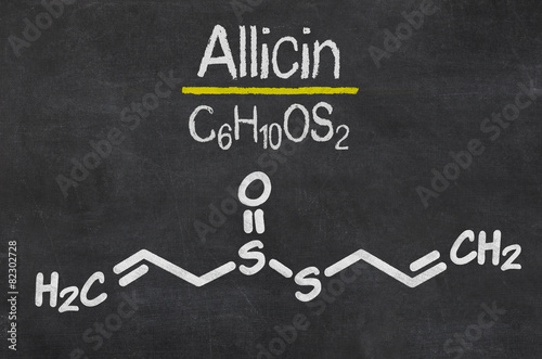 Schiefertafel mit der chemischen Formel von Allicin