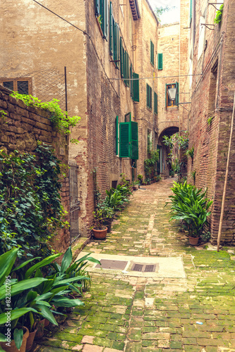 Ukryte uliczki starożytnego miasta Siena, Włochy