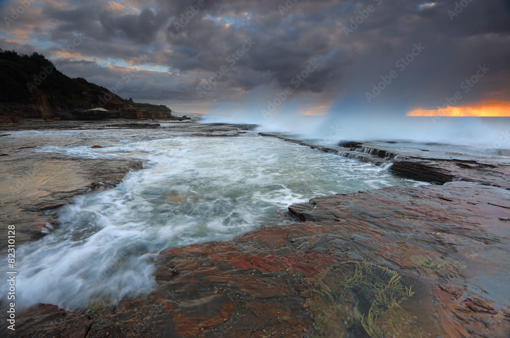 Fototapeta premium Waves smash against the rocks at Coledale