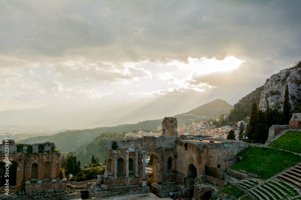 Obraz premium Ruins of the ancient greek theater of Taormina, Sicily the Etna
