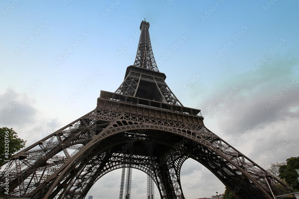 Eiffel Tower in Paris, France - obrazy, fototapety, plakaty 