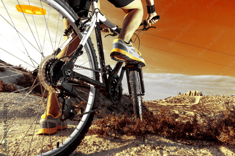 Deportes. Bicicleta de montaña y hombre.Deporte en exterior - obrazy, fototapety, plakaty 