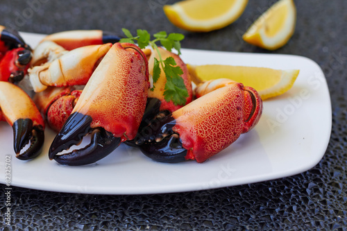 Canvas Print Boiled crab claws with lemon