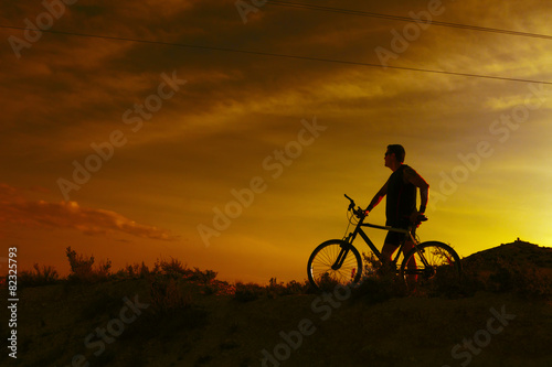 Fototapeta Naklejka Na Ścianę i Meble -  Deportes. Bicicleta de montaña y hombre.Deporte en exterior