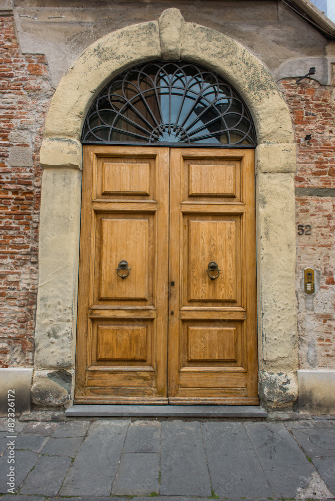 Porta in legno nuova, ingresso palazzo, casa Porta in legno nuova, ingresso palazzo, casa