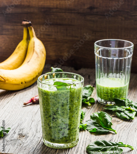 green smoothie with spinach, banana and peanut milk