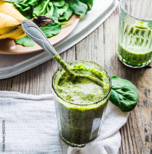 Vitamin green smoothie with spinach, banana, clean eating
