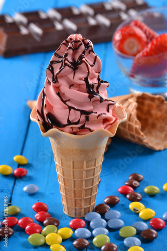Barquilla de helado de fresa con sirope de chocolate.. photo