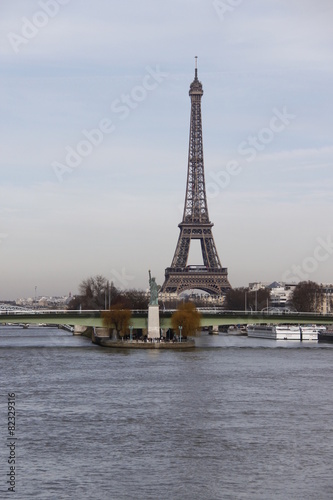 La Seine et la Tour Eiffel à Paris © Atlantis