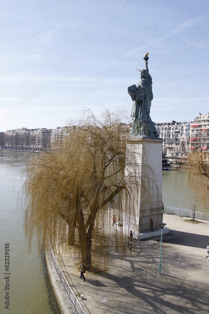 Fototapeta premium Statue de la Liberté sur la Seine à Paris