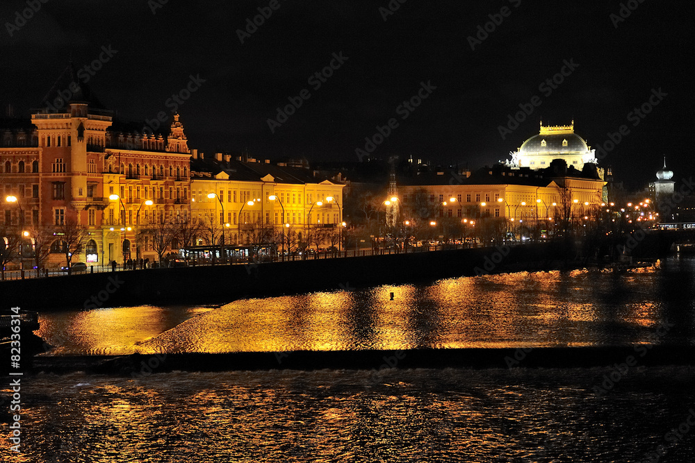 Praga di notte sul fiume