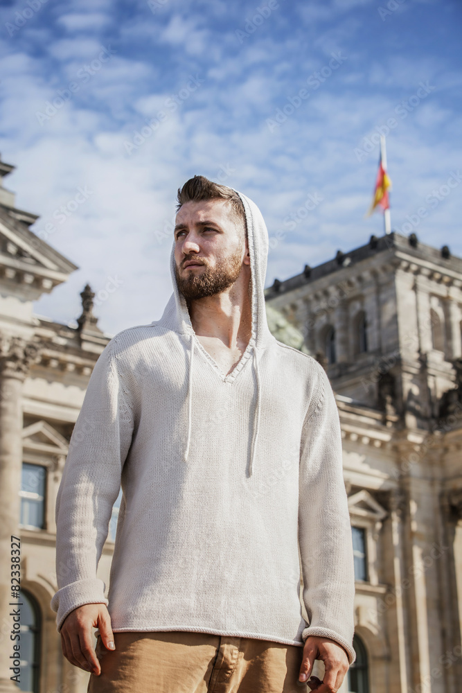 Portrait von attraktiven Mann vor Reichstag