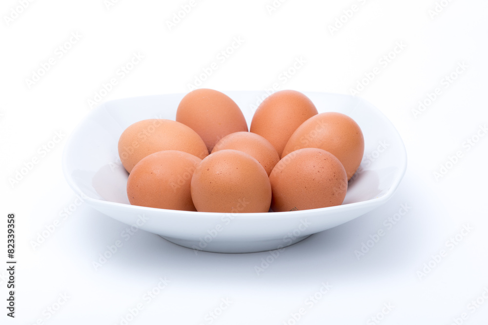 Piatto di uova di gallina su sfondo bianco