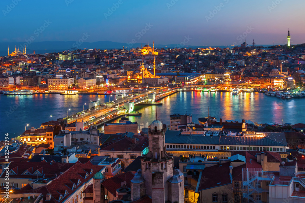 Nachtansicht von Istanbul mit der Galatabrücke