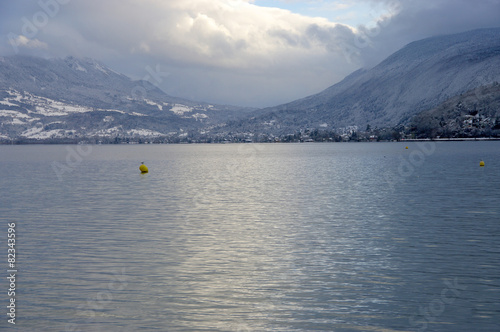Lac d’Annecy en hiver © Graphithèque