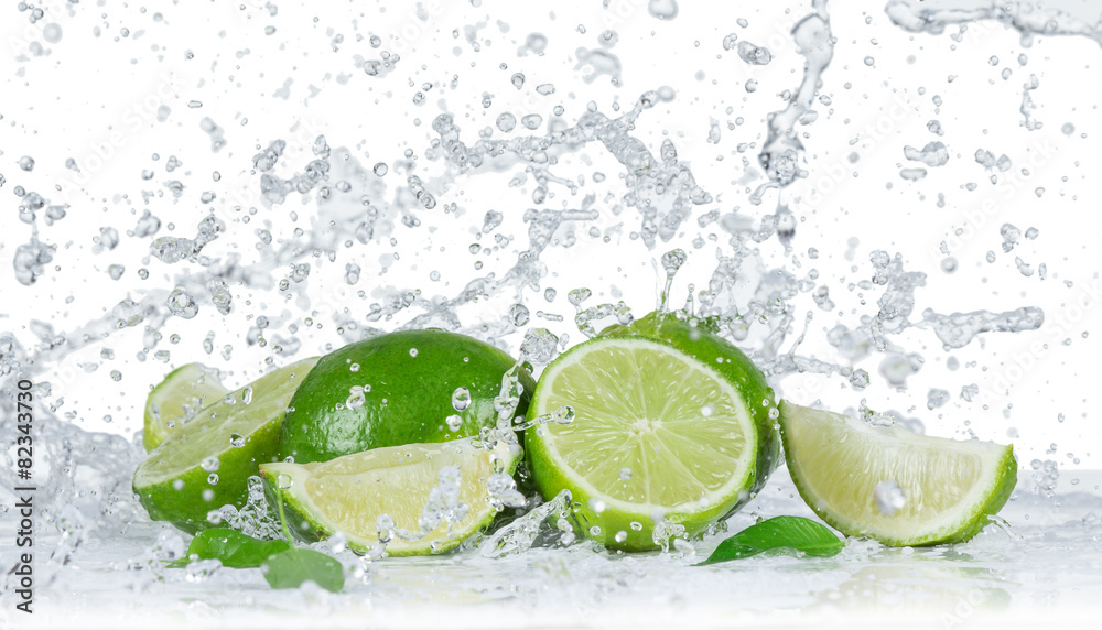 Limes with water splash - obrazy, fototapety, plakaty 