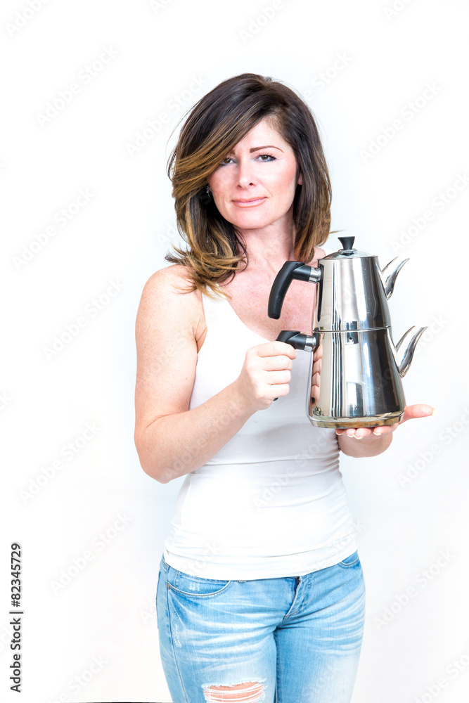 Fotografie Frau mit Teekanne in der Hand