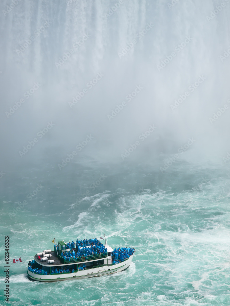 Naklejka premium Boat in Niagara Falls