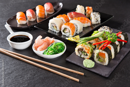 Cuadro en lienzo Conjunto de sushi japonés mariscos