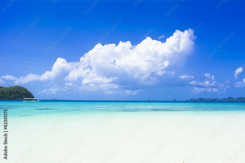 Fototapeta premium パラオのロングビーチの海と空