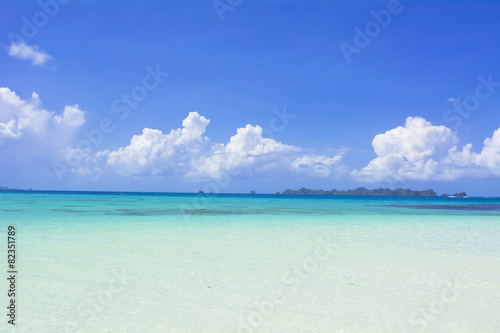 Fototapeta Naklejka Na Ścianę i Meble -  パラオのロングビーチの海と空