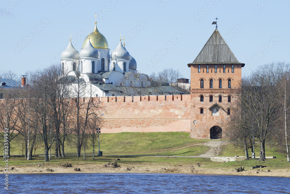 Купола святой Софии и Владимирская башня. Великий Новгород