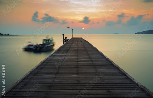 Fototapeta Naklejka Na Ścianę i Meble -  wooden bridge on sea