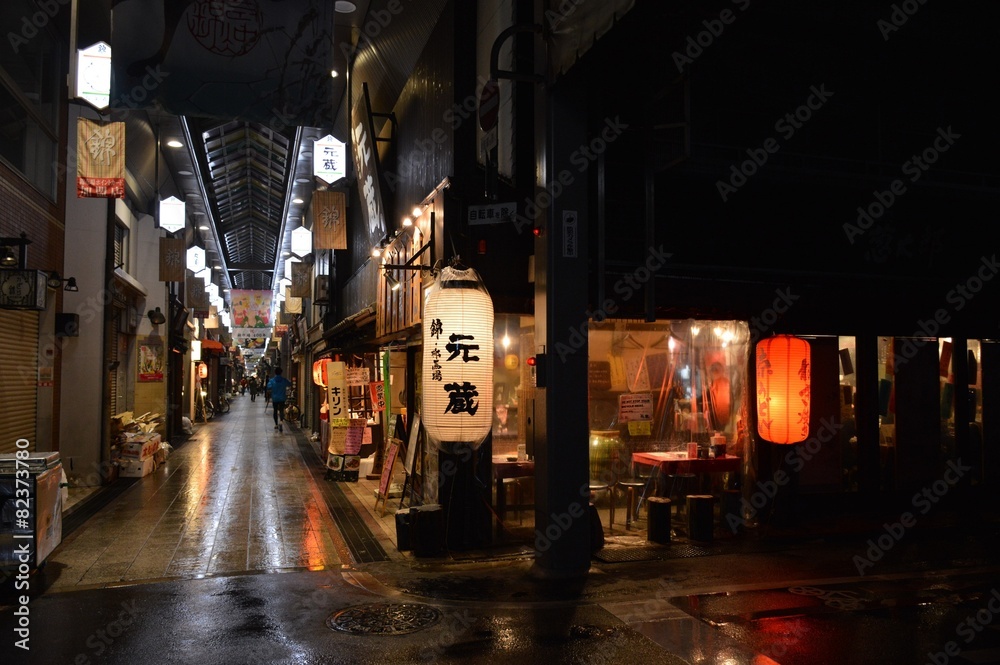 Naklejka premium Sklepy i restauracje w centrum Kioto w Japonii
