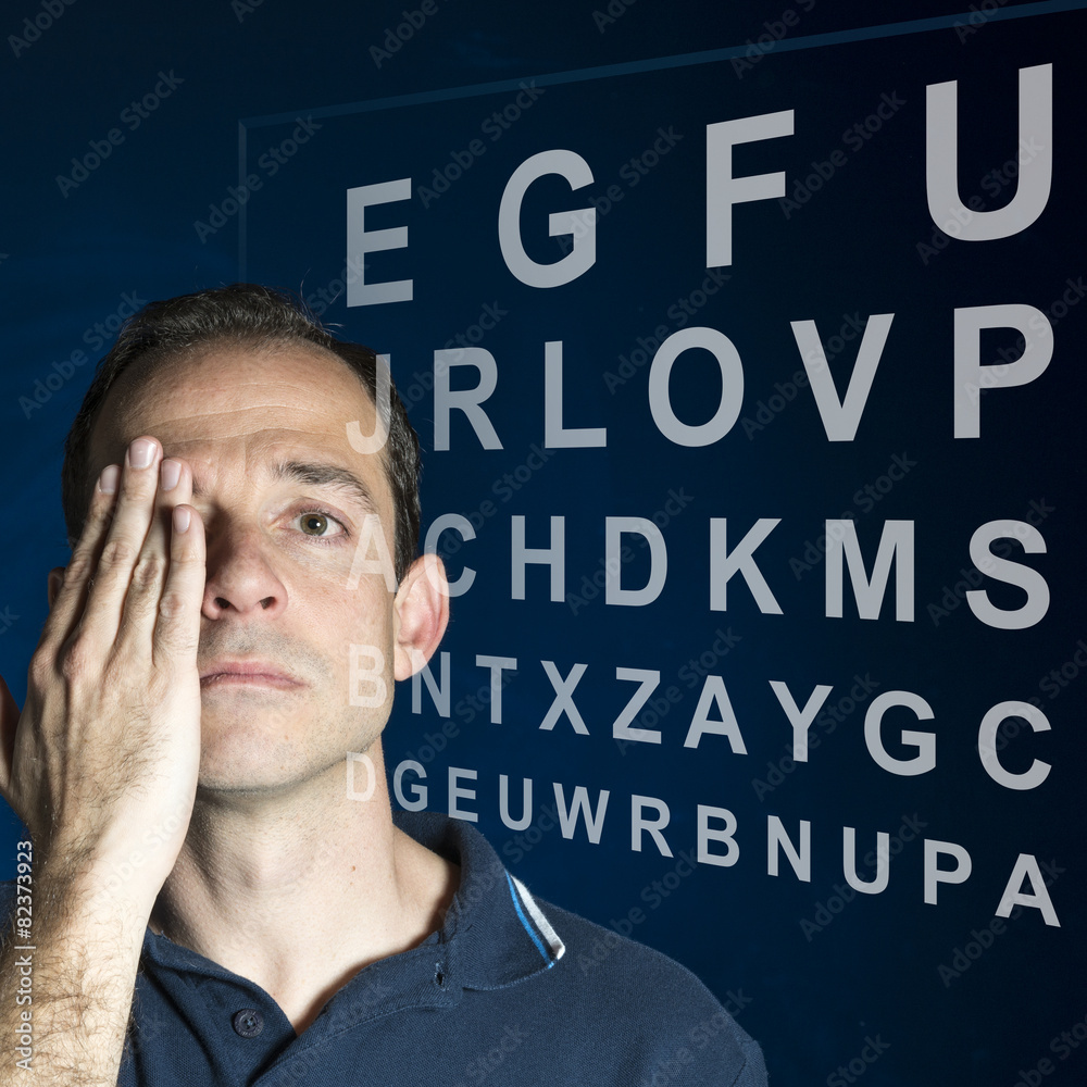 Naklejka premium Hombre leyendo letras del oculista