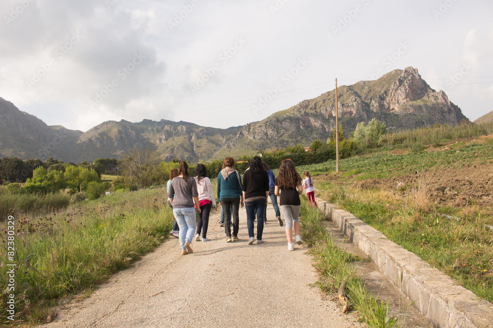 gruppo di persone che passeggiano all'aria aperta in montagna