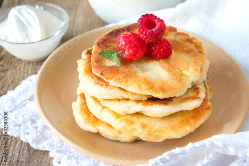pancakes with raspberry, mint and sour cream