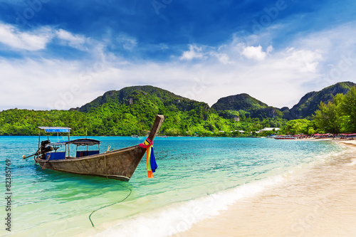 Long tail boat on tropical beach, Krabi, Thailand © preto_perola