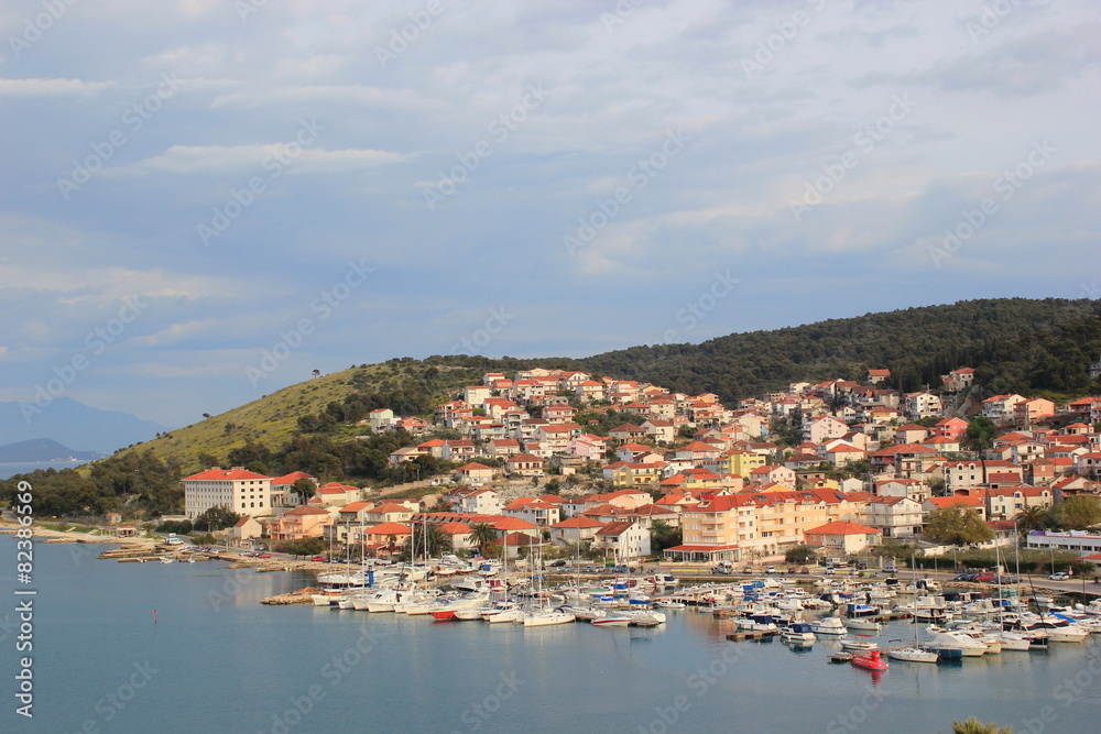 Der Hafen und die Stadt Trogir in Dalmatien (Kroatien)