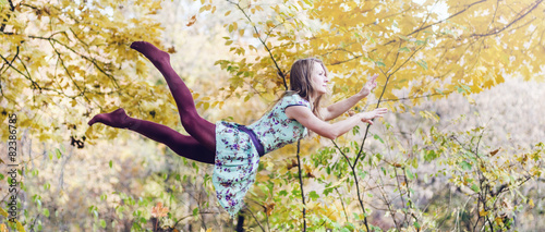 Canvas Print Levitation portrait of young woman