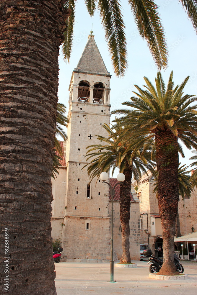 Kirche und Glockenturm in der Altstadt von Trogir (Kroatien)