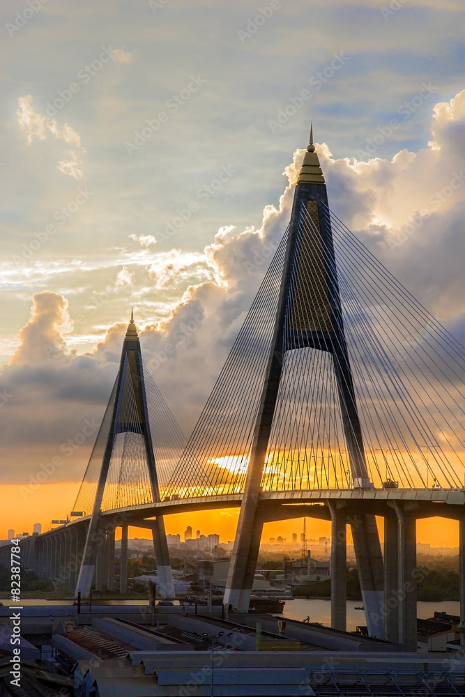Obraz premium Kanchanaphisek Bridge, Sunrise over Bangkok