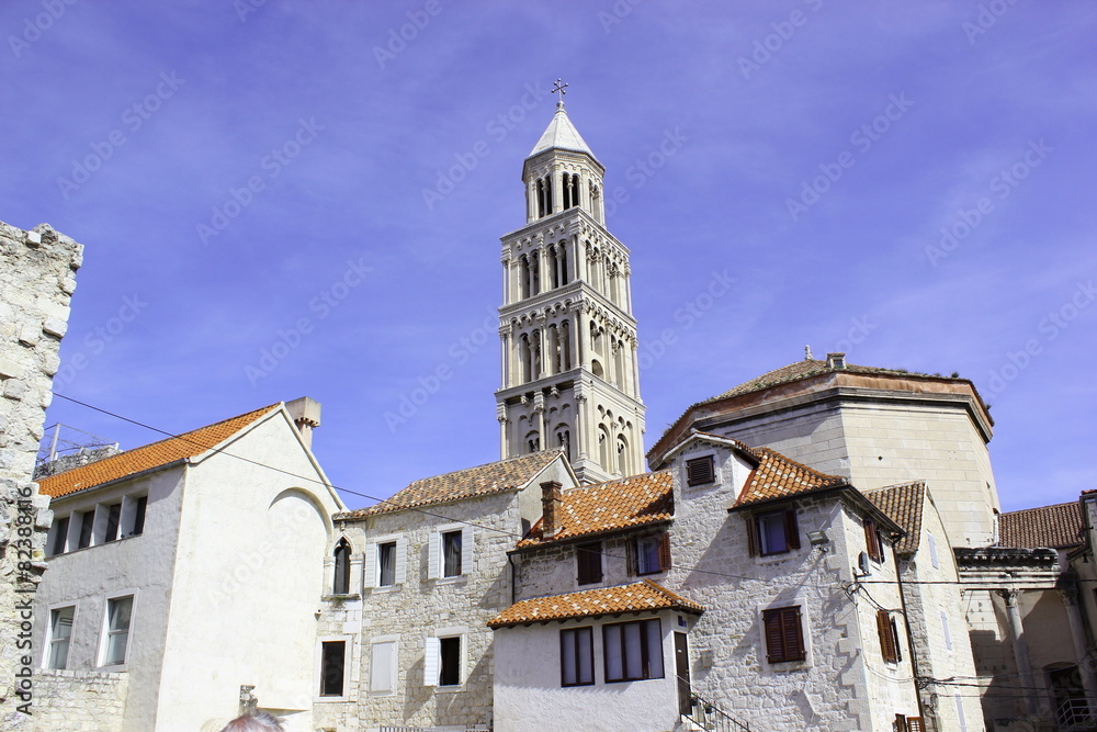 Der Glockenturm des Doms in der Altstadt von Split