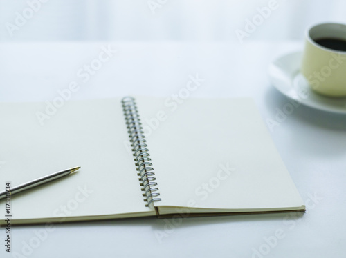 ノートの上に置いたペン