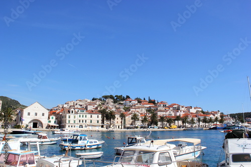 Der Hafen vor der Altstadt der Stadt Hvar in Dalmatien © rbkelle