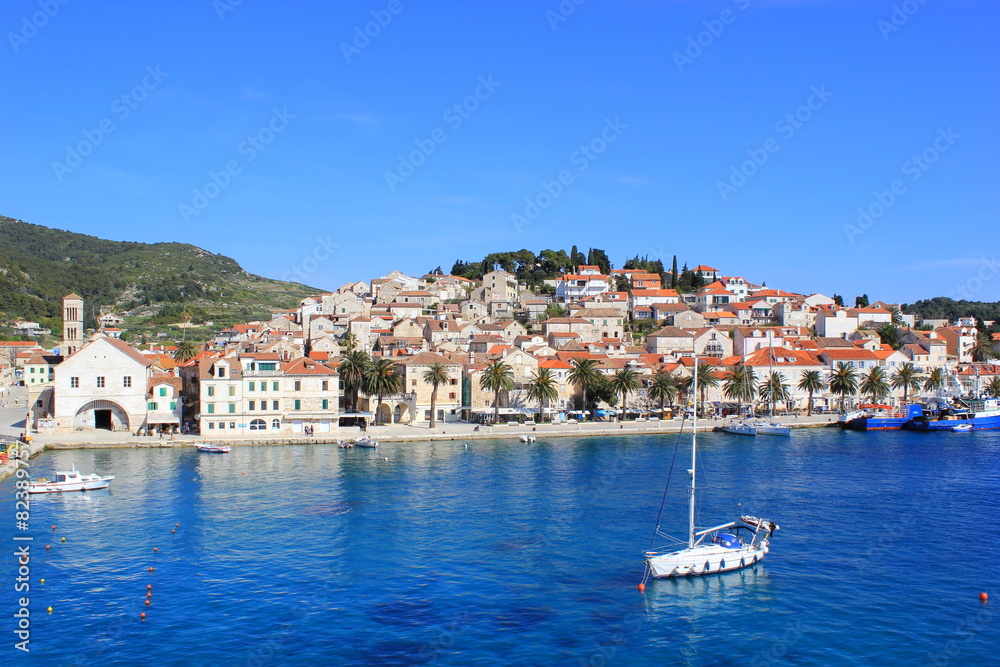 Schiff im blauen Meer vor der Insel Hvar in Dalmatien