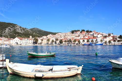 Boote vor dem Hafen der Insel Hvar in Dalmatien (Kroatien)