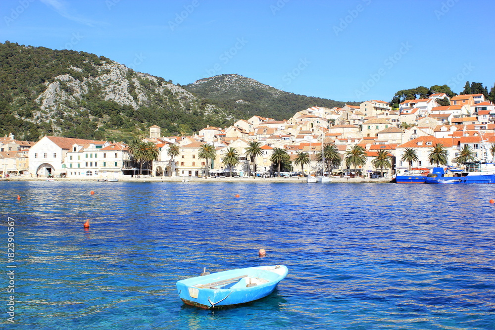 Fototapeta premium Statek na morzu przed portem na wyspie Hvar (Chorwacja)