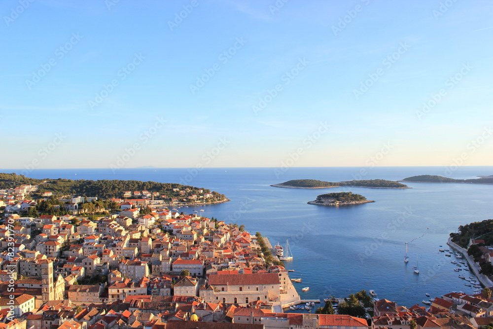 Altstadt von Hvar (Kroatien) und Inselwelt von Dalmatien