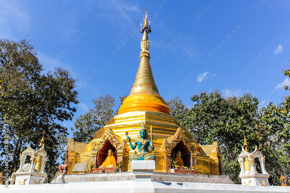 Fototapeta premium Wat Phra That Saeng Hai , Pagoda Shan style