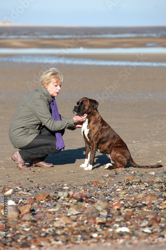 Seniorin mit Hund photo